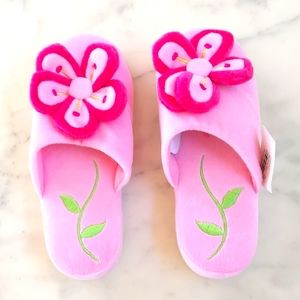 NWT. Girl's 3D Flower fleece slippers.